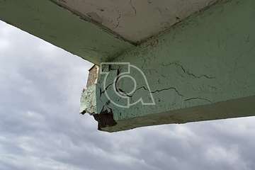 Intervención de los bomberos en Clavellinas ante la caída de cascotes del balcón de una vivienda de varias plantas (Foto TA)